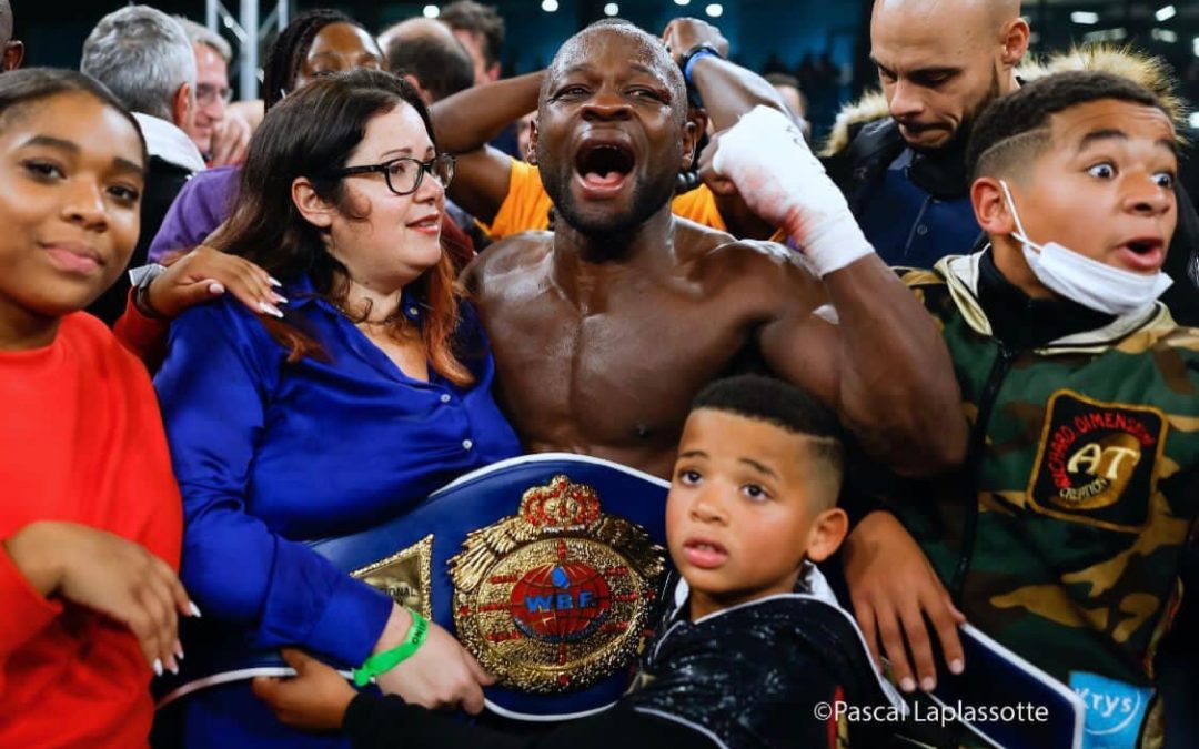 Après 10 rounds, le Camerounais Francis Togba Tchoffo sacré champion du monde WBF, catégorie poids moyen [Vidéo]